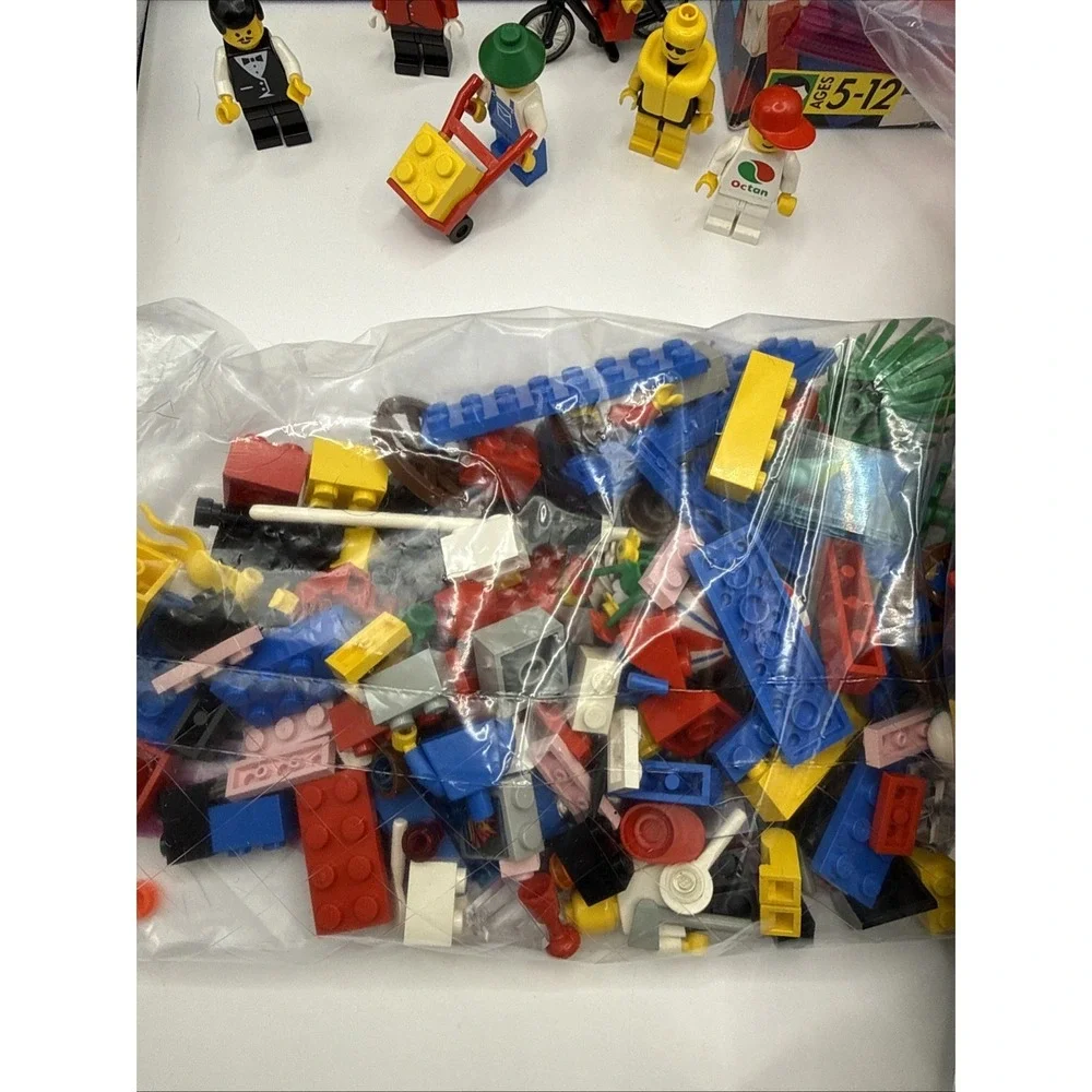 LARGE LEGO LOT of Misc Minifigures Parts Pieces Accessories Plates Weapons 6314+